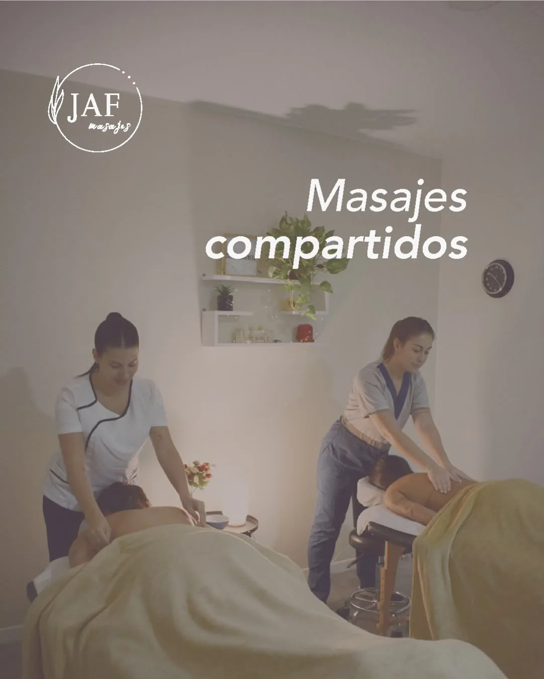 Sala de masajes de JAF, con dos camillas y ambiente cálido