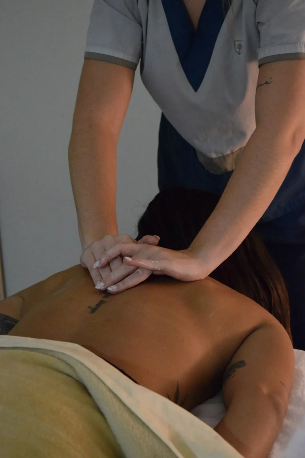 Masaje en cuello y hombros con luz cálida